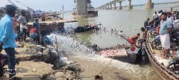महादेवपुर घाट पर तूफान का कहर, नदी में डूबी नौका को निकालने में जुटे लोग