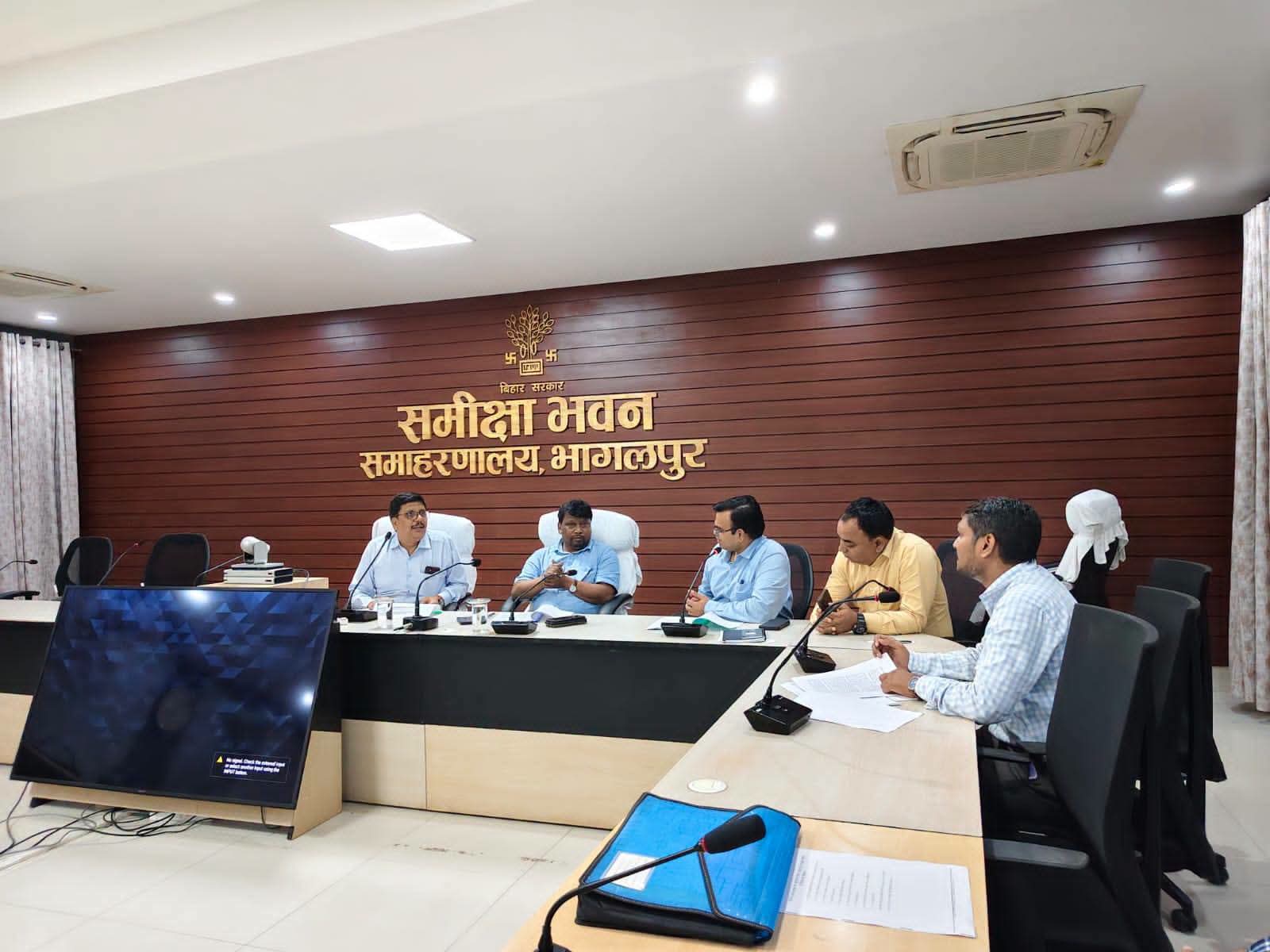 भागलपुर में पेयजल और स्वच्छता योजनाओं की समीक्षा, जलापूर्ति, भुगतान और कचरा प्रबंधन में तेजी लाने के निर्देश