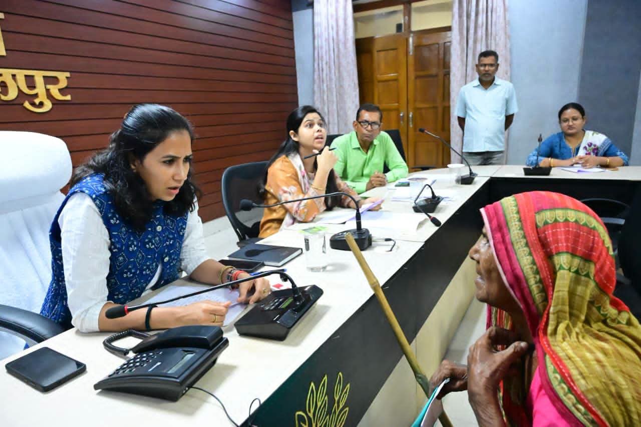 जनता दरबार में गूंजीं आम लोगों की समस्याएं, डीएम ने अधिकारियों को दिए त्वरित समाधान के निर्देश